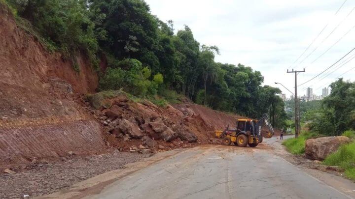 Contorno Viário Oeste em Chapecó é interditado devido risco de deslizamentos