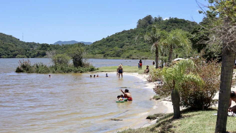 Pela 8ª vez, Lagoa do Peri, em Florianópolis, hasteia Bandeira Azul