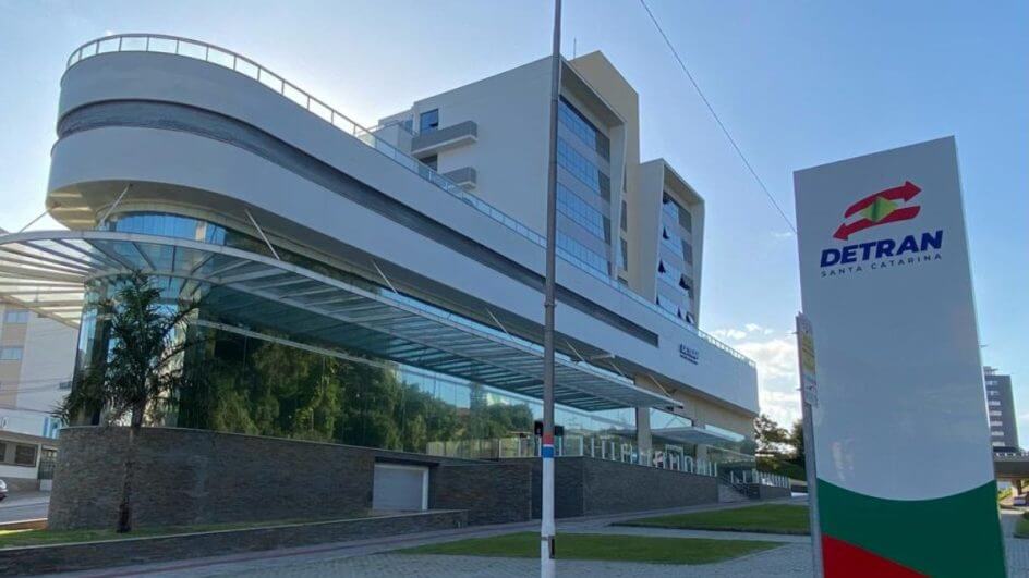 Detran tem novo horário de atendimento em 24 cidades de SC