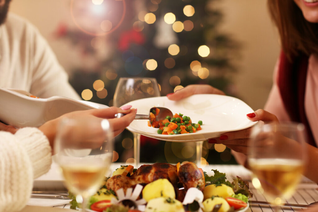 Consumir saladas ajuda na digestão e aumenta a saciedade para evitar exageros (Imagem: Kamil Macniak | Shutterstock)