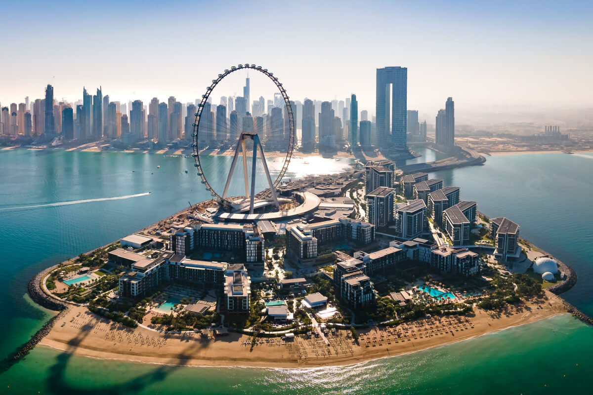 No Downtown Dubai, lago artificial da cidade, acontece o espetáculo das fontes luminosas (Imagem: Creative Family | Shutterstock)