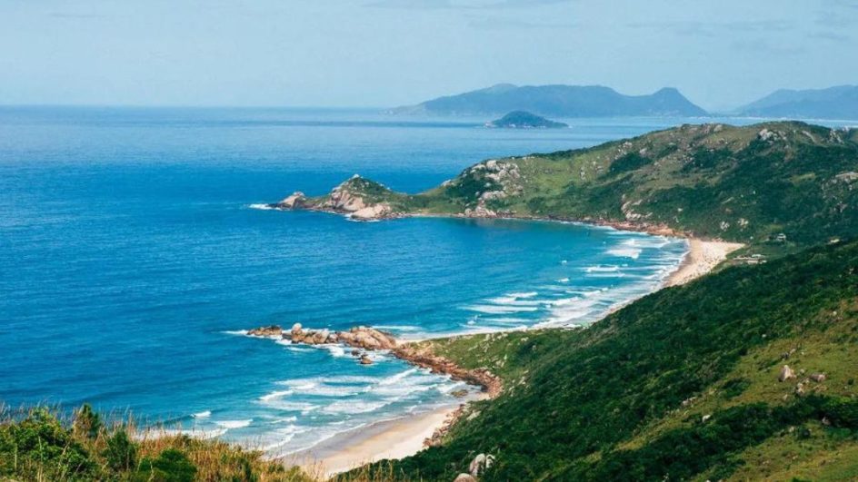 Entenda por que a prática do nudismo não é permitida na Praia da Galheta, em Florianópolis