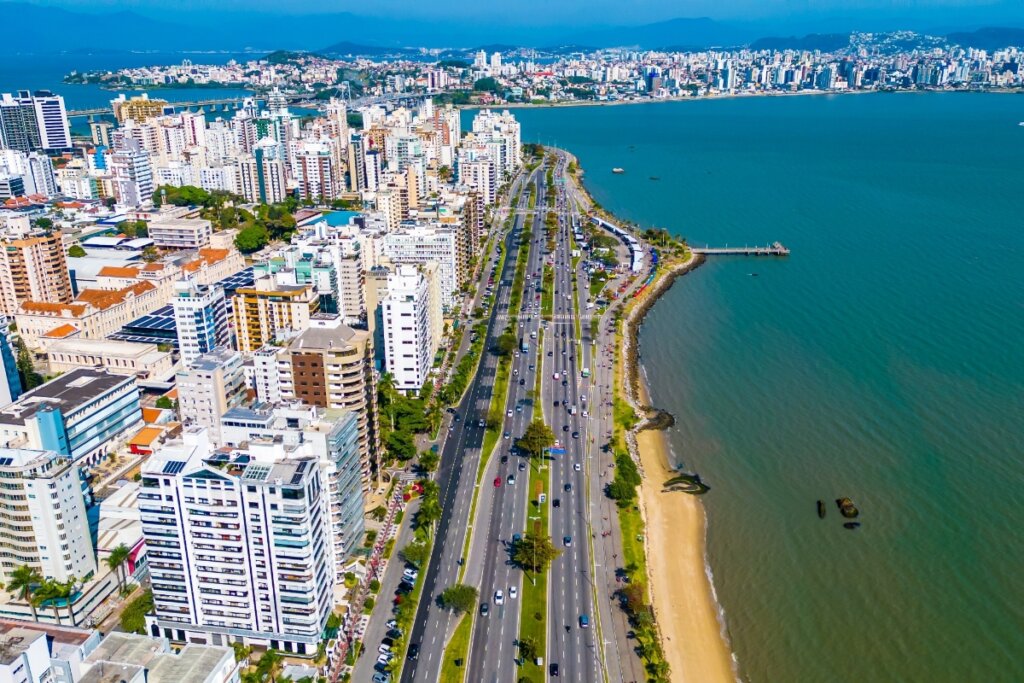 Florianópolis tem uma vida noturna movimentada (Imagem: guilhermespengler | Shutterstock)
