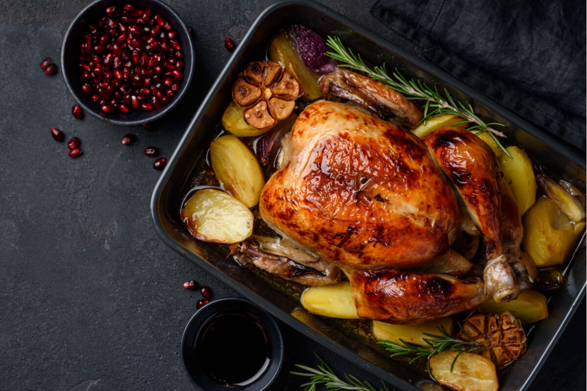 Frango assado ao molho de romã com batatas (Imagem: rom_olik | Shutterstock)