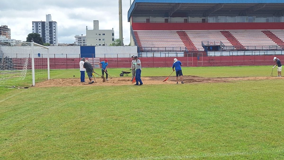 Gramado passa por revitalização (Foto: FME Lages, Divulgação)