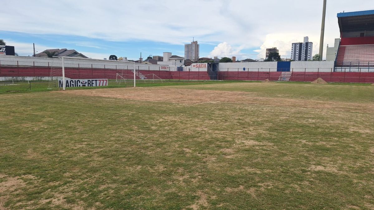 Gramado passa por revitalização (Foto: FME Lages, Divulgação)