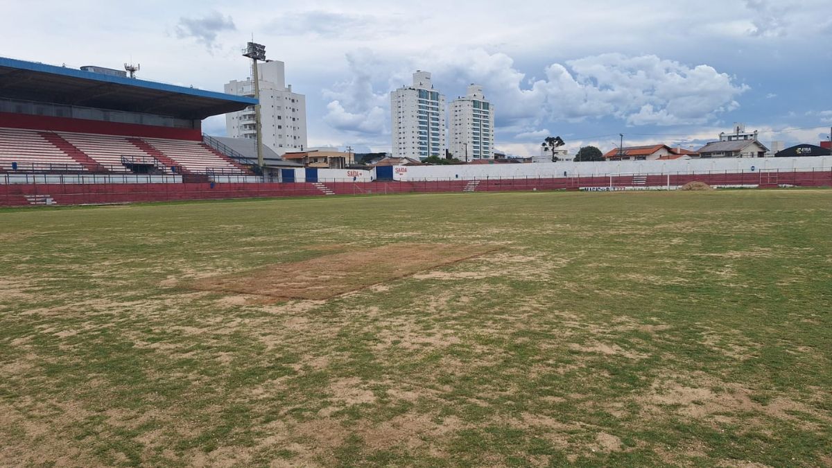 Gramado passa por revitalização (Foto: FME Lages, Divulgação)