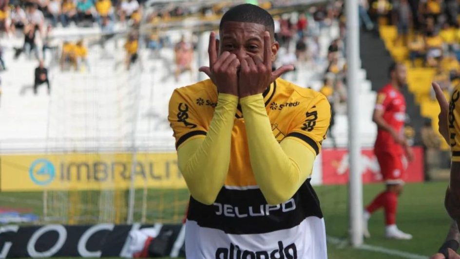 Hygor, que atuou pelo Criciúma, desperta interesse no avaí (Foto: Celso da Luz, Criciúma E.C)