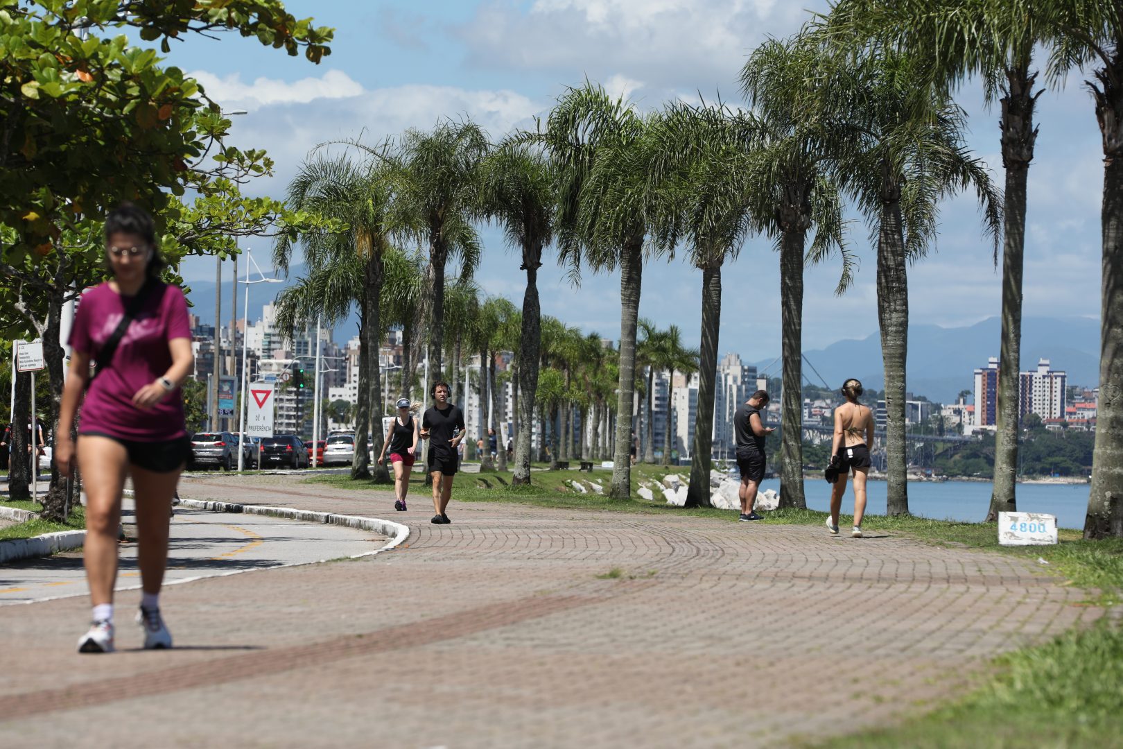 Intensidade dos raios UV alerta para cuidados com a pele antes da chegada do verão em SC