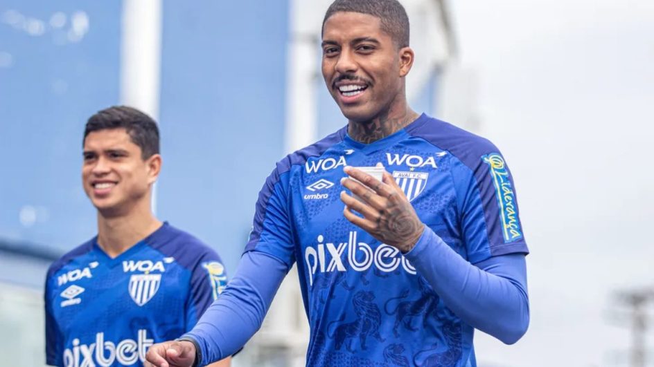 Jean Pyerre fecha com adversário do Avaí na Série B