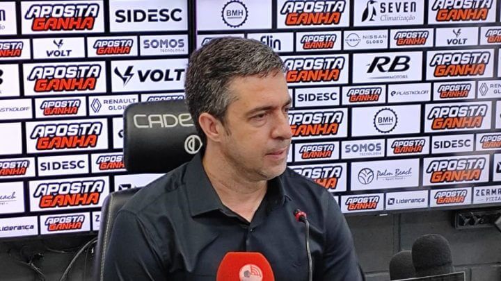 João Burse é apresentado como o novo técnico do Figueirense (Foto: Fabio Cardoso, NSC TV)
