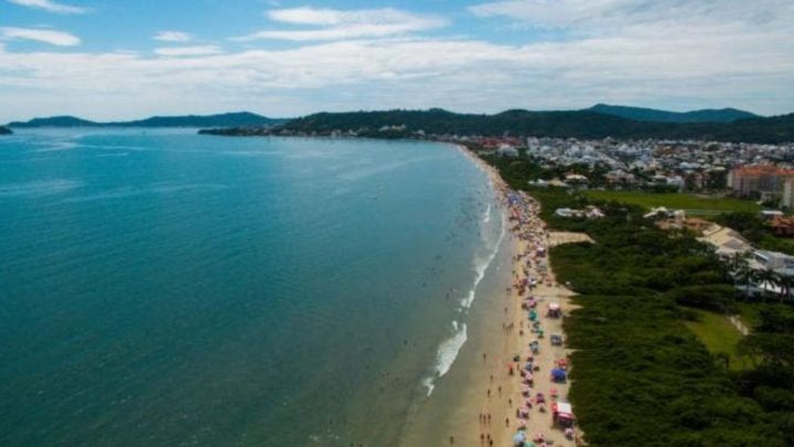 Justiça Federal determinou retirada de construções irregulares sobre praia em Jurerê
