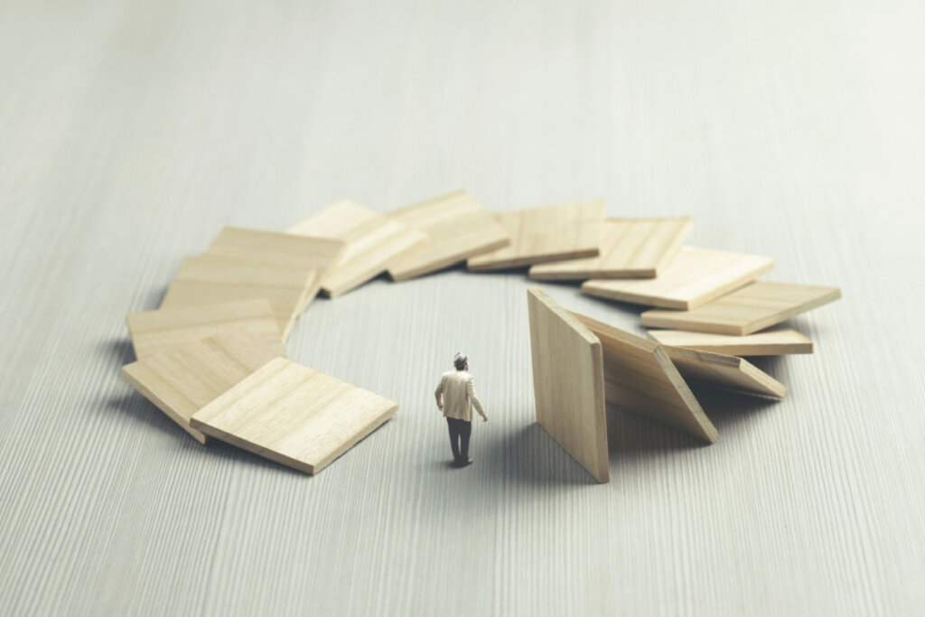 A volta do karma fará com que segredos há muito tempo guardados sejam expostos (Imagem: fran_kie | Shutterstock)