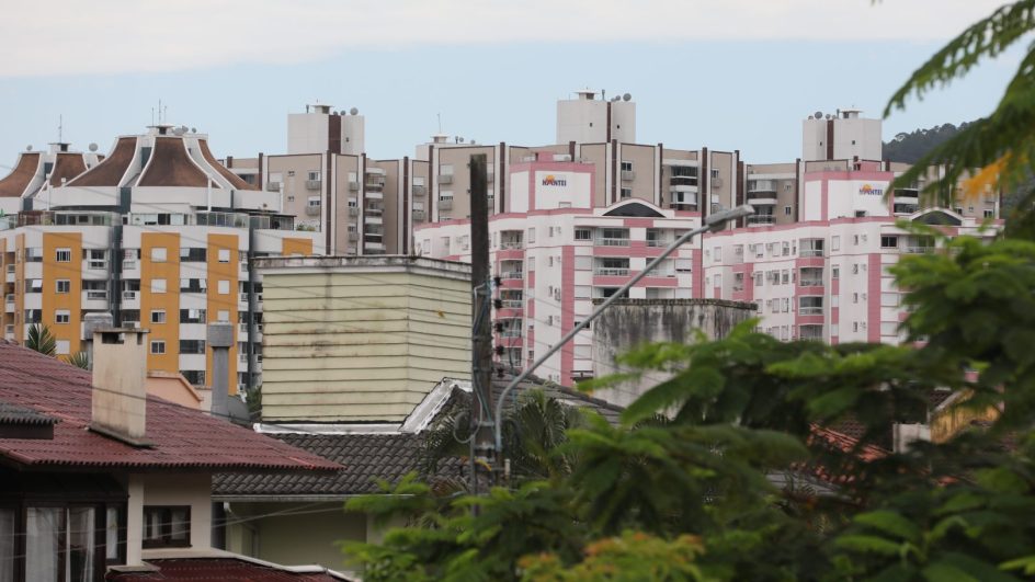Com reajustes entre 4% e 5%, cidades de SC já começam a distribuir carnês do IPTU