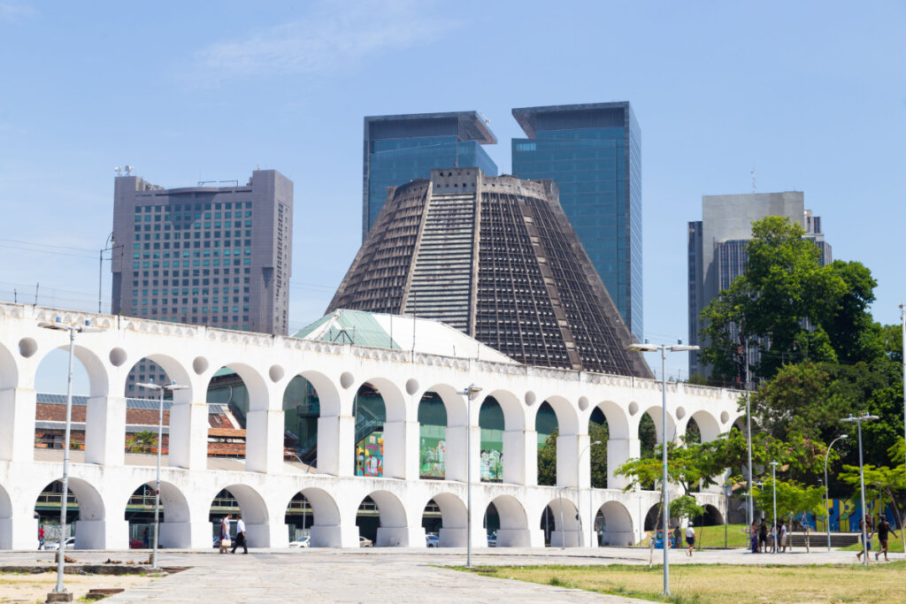 Além de ser um dos principais pontos turísticos do Rio, o bairro da Lapa é considerado berço da boêmia carioca (Imagem: Iren Key | Shutterstock)