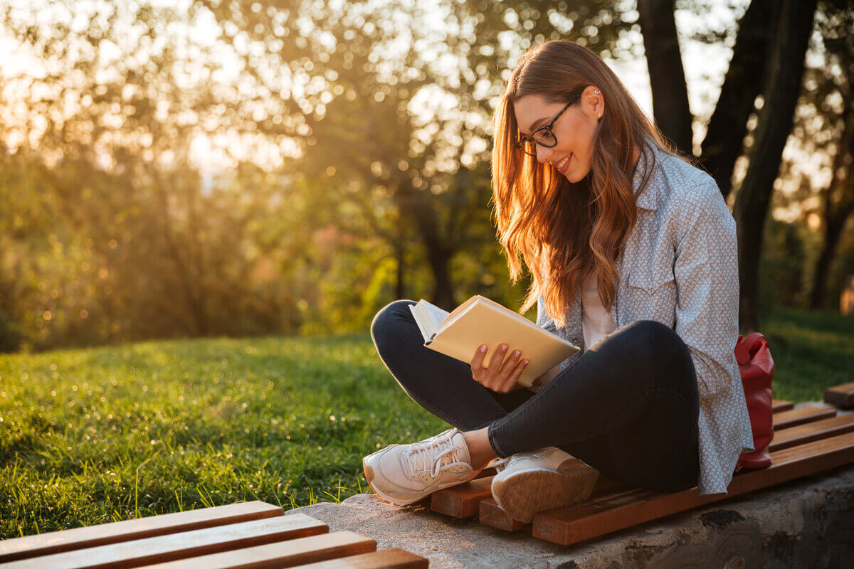 Livros ajudam os leitores a embarcarem em histórias emocionantes (Imagem: Dean Drobot | Shutterstock)