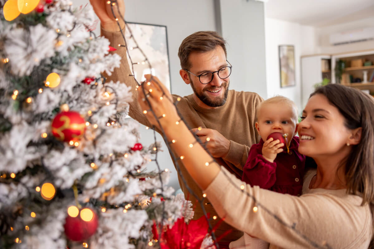Nesta época, as famílias se reúnem para compartilhar momentos especiais em meio a essa decoração festiva (Imagem: Impact Photography | Shutterstock)
