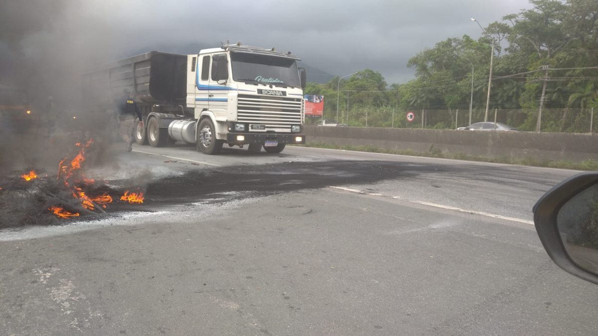 Manifestação na BR-101 bloqueia rodovia e causa trânsito nesta segunda-feira