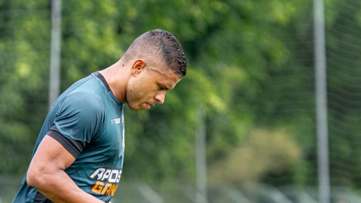 Marlyson realiza trabalho no campo do CFT Cambirela (Foto: Patrick Floriani, Figueirense, Divulgação)