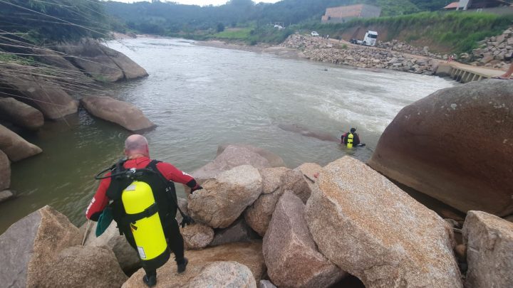 Menina de 4 anos desaparece após escorregar e cair em rio no Sul de SC