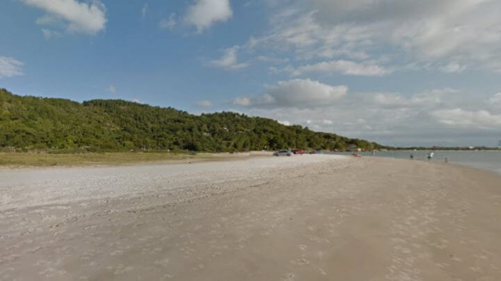 Mulher pede celular emprestado após desaparecer em praia de Florianópolis