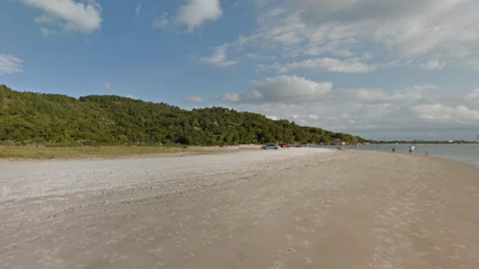 Mulher pede celular emprestado após desaparecer em praia de Florianópolis