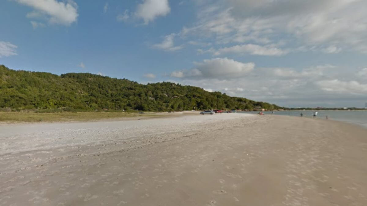 Mulher pede celular emprestado após desaparecer em praia de Florianópolis
