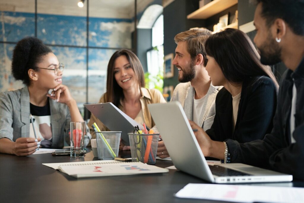 Investir no networking é fundamental para o planejamento de carreira (Imagem:   OPOLJA | Shutterstock)