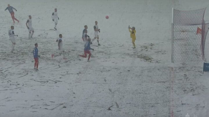 Nevasca suspende jogo de futebol (Foto: Onefootball, Reprodução)
