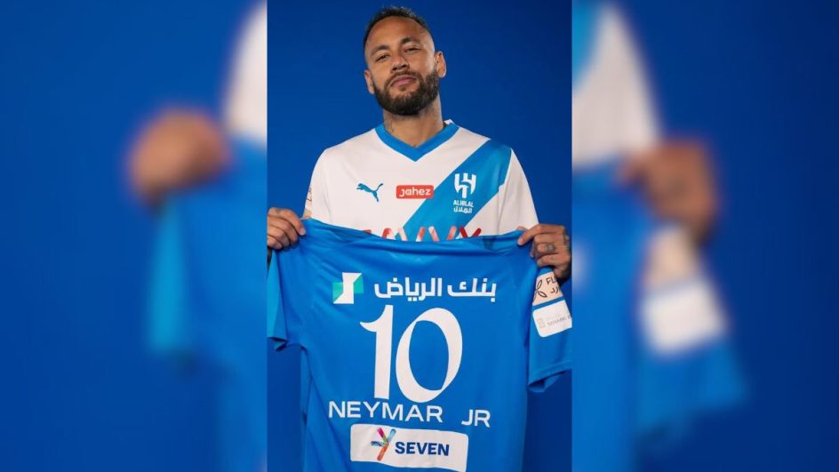 Neymar segurando camisa do Al-Hilal (Foto: Al Hilal, Divulgação)
