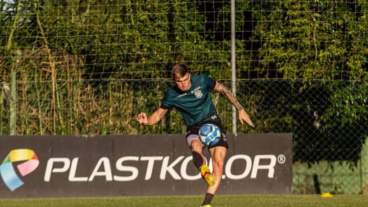 Na imagem o atacante do Figueirense, Nicolas, chutando uma bola durante o treino.