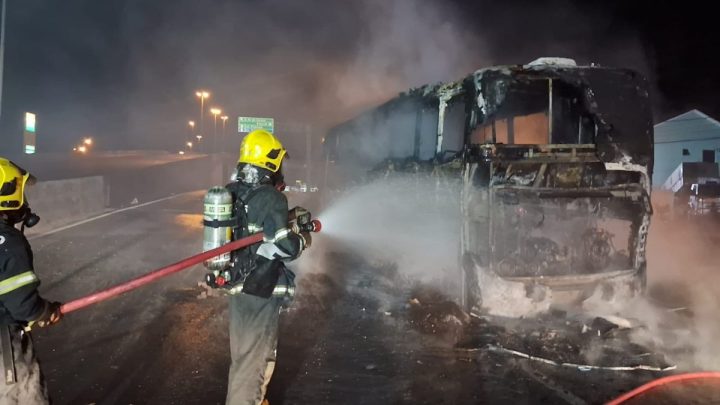 Ônibus com 42 pessoas pega fogo em Chapecó