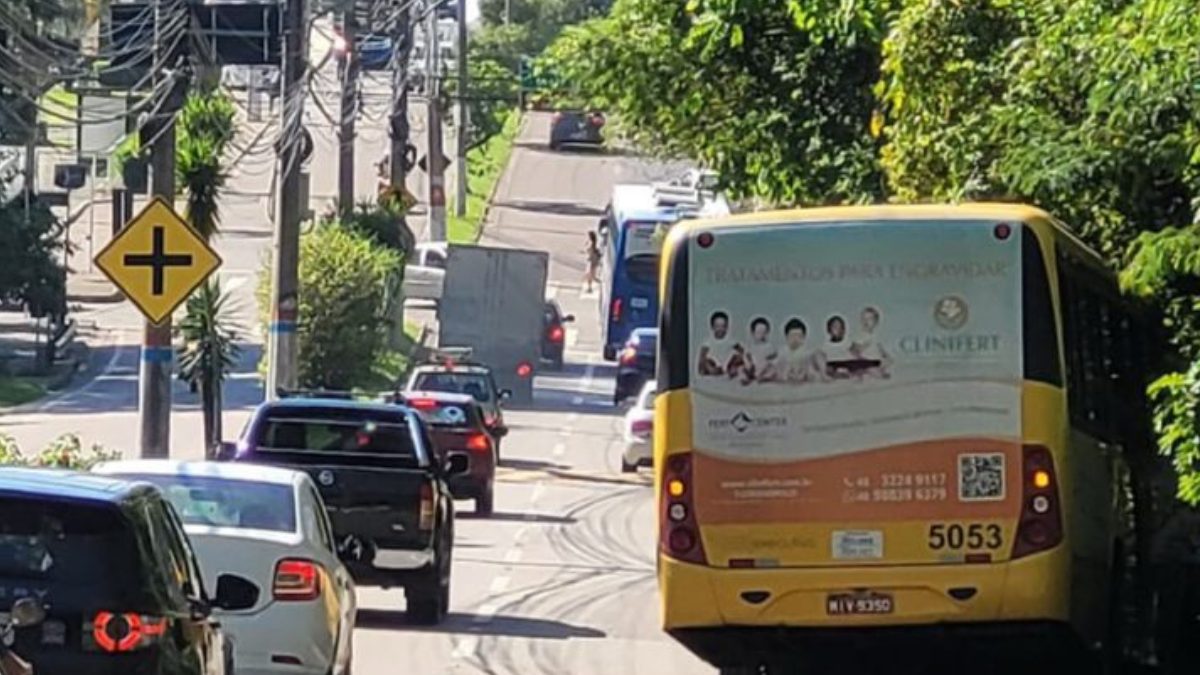 Ônibus quebra no Morro da Lagoa, em Florianópolis, e interdita trânsito nesta sexta-feira