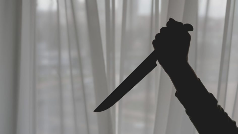 Mulher é morta a facadas