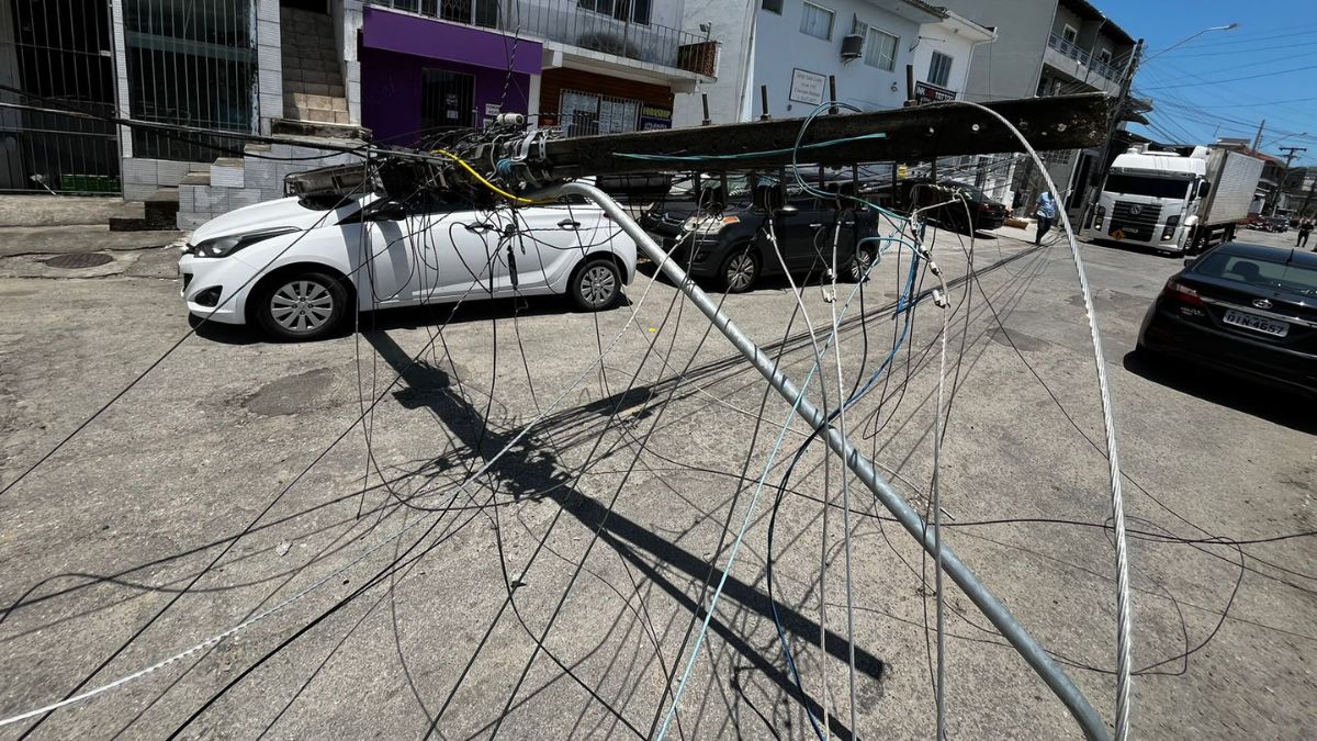 Caminhão desgorvenado derruba sete postes em São José