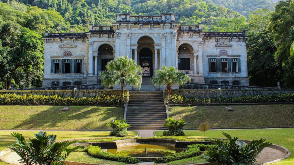O Parque Lage é um refúgio verde com cerca de 52 hectares situado aos pés do Morro do Corcovado (Imagem: Andre Luiz Moreira | Shutterstock)