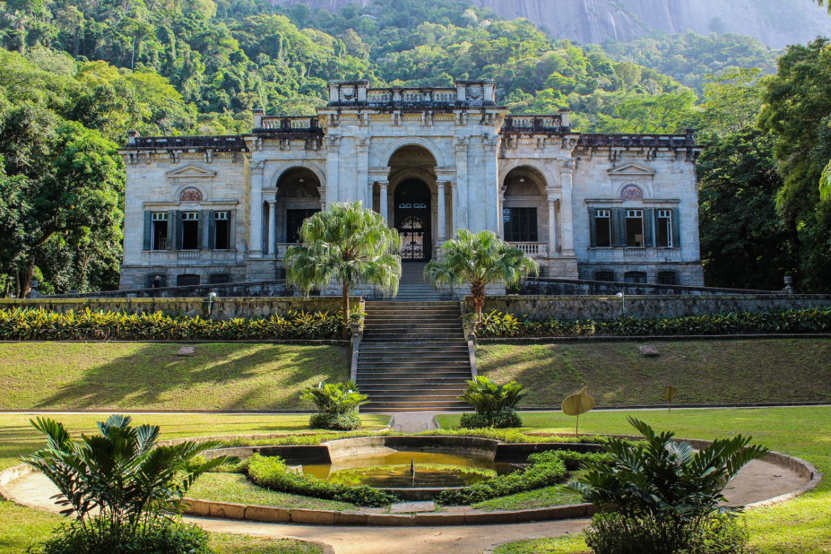 O Parque Lage é um refúgio verde com cerca de 52 hectares situado aos pés do Morro do Corcovado (Imagem: Andre Luiz Moreira | Shutterstock)