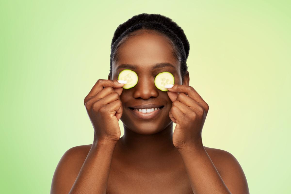 O pepino congelado ajuda a reduzir o inchaço dos olhos (Imagem: Ground Picture | Shutterstock)