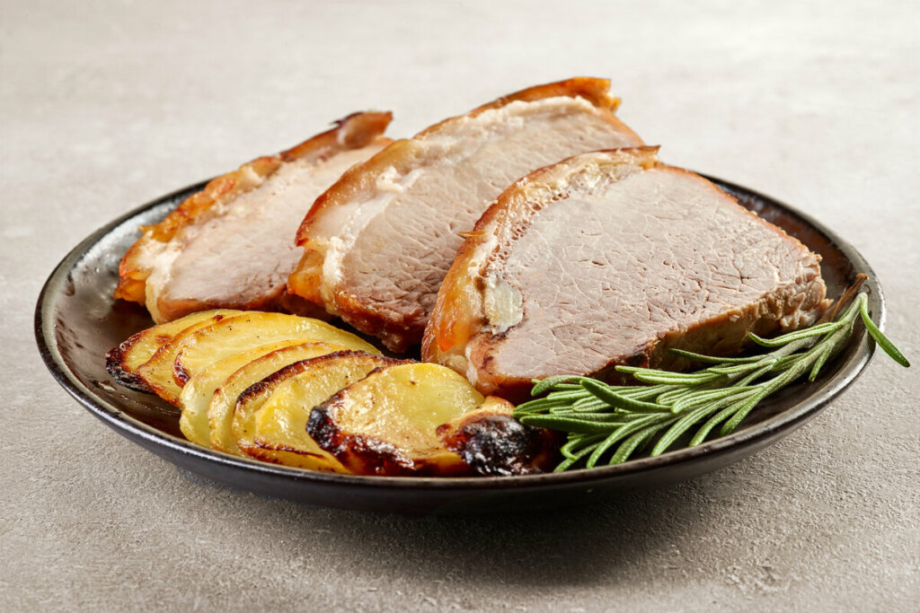 Pernil assado com batata (Imagem: MaraZe | Shutterstock)