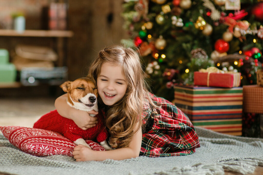 Brincar com os cachorros alivia o estresse causado pelas festas de fim de ano (Imagem: Minnikova Mariia | Shutterstock)