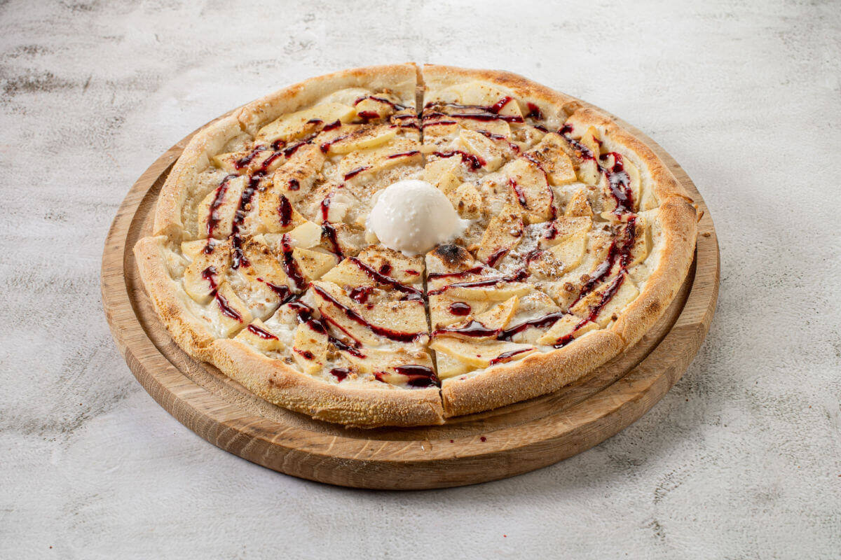 Pizza de maçã flambada com canela (Imagem: Bolyuk Studio | Shutterstock)