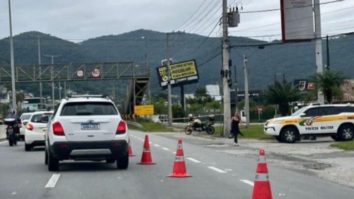 Placa com risco de cair causa transtorno no trânsito em Florianópolis