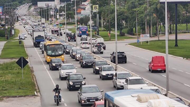 Placa com risco de cair deixa trânsito lento em rodovia de Florianópolis (4)