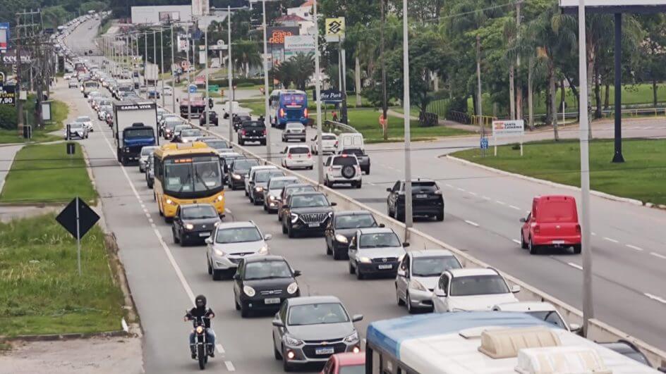 Placa com risco de cair deixa trânsito lento em rodovia de Florianópolis (4)