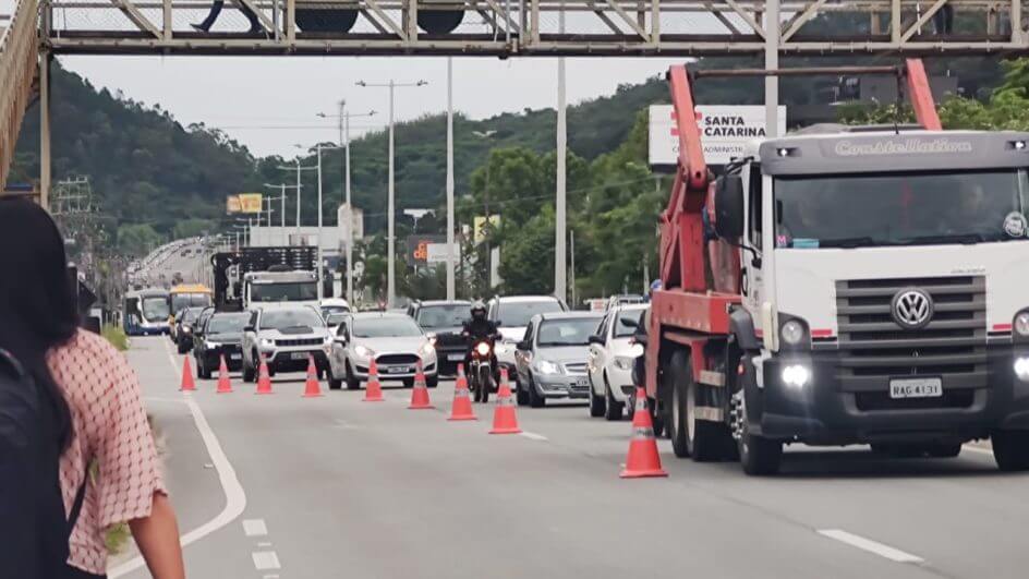 Placa com risco de cair deixa trânsito lento em rodovia de Florianópolis (7)