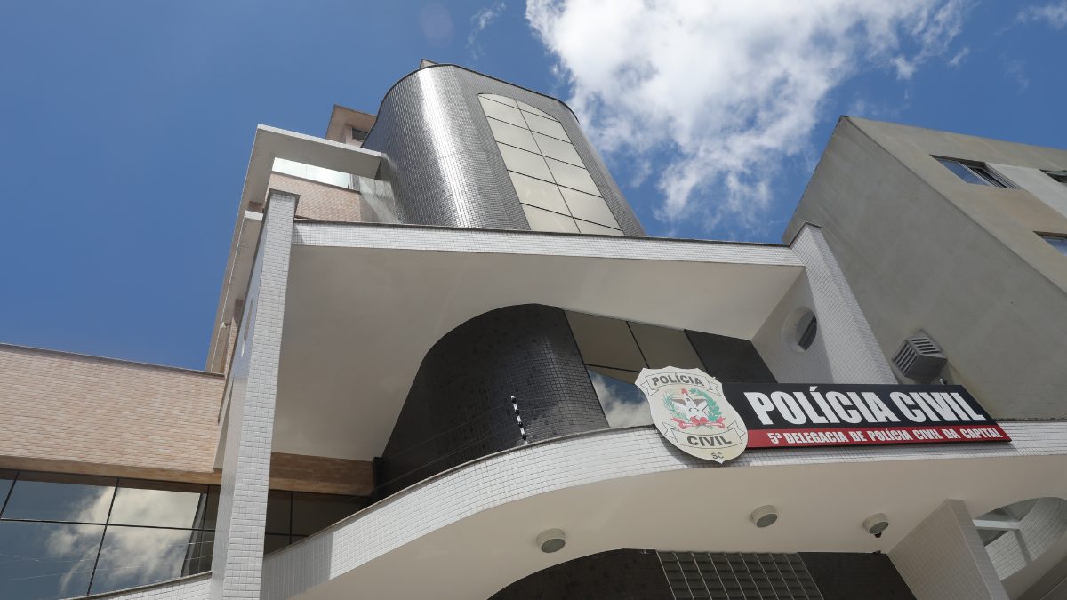 Polícia prende suspeito pela morte de jovem encontrada morta e amarrada em praia de Florianópolis