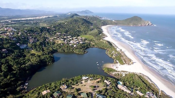 Praia do Rosa é uma das melhores praias de SC, conforme TripAdvisor