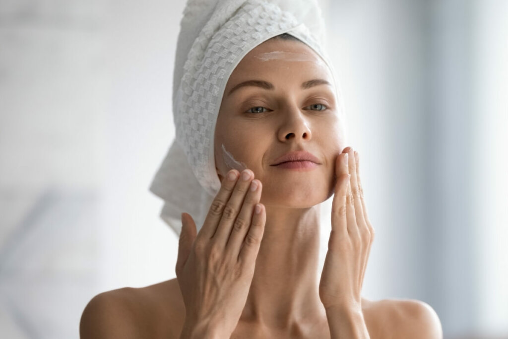 Produtos com subst&acirc;ncia irritantes podem inflamar a pele e piorar o melasma (Imagem: fizkes | Shutterstock)