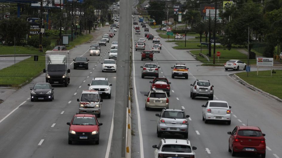 Rodovias como a SC-401 (foto), em Florianópolis, registram aumento intenso no fluxo de veículos no fim do ano