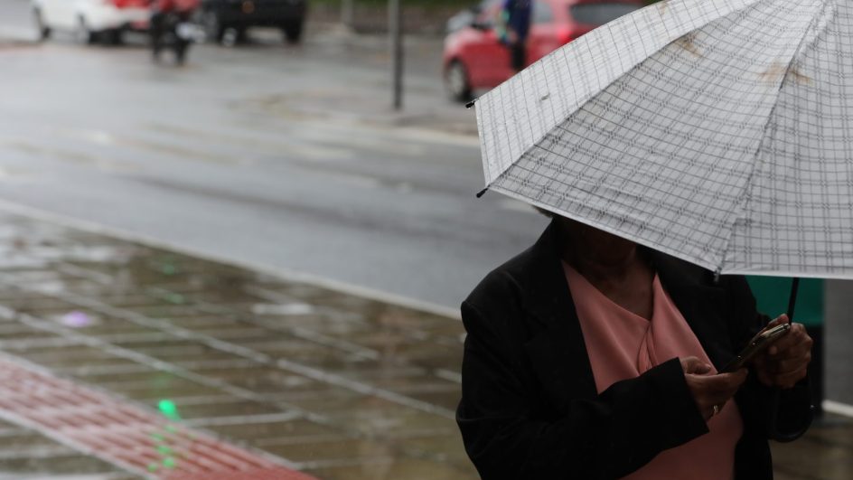 SC tem alerta para calor de 40ºC e temporais com risco de alagamentos